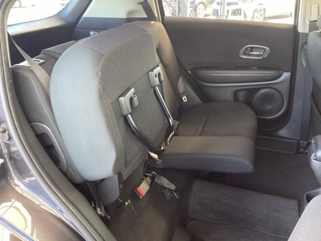 リアシートクッションを跳ね上げると、背の高い荷物を、積む事もできます。