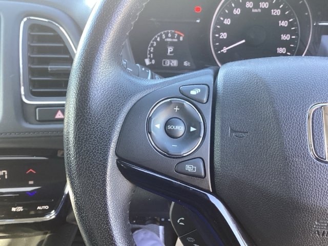 ステアリング左手側にオーディオ関連のコントロールスイッチを配置しています。操作時は視線を逸らすことなく運転に集中できます。