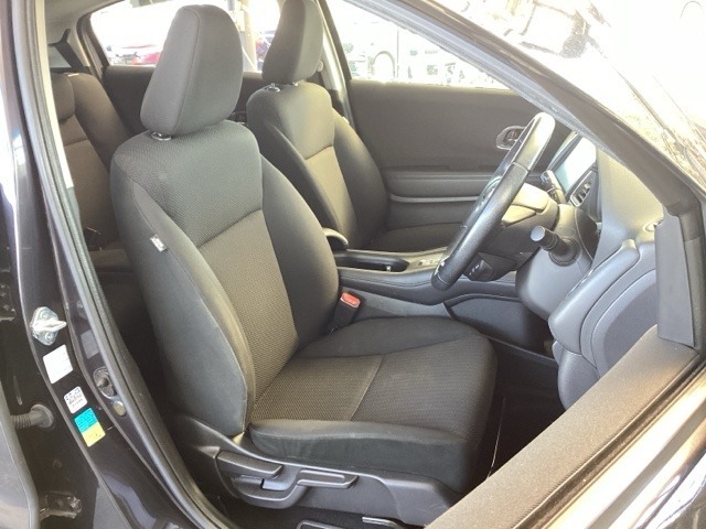 フロントはゆったり座れるセパレートシートです。