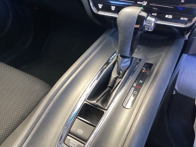 シンプルでとても使いやすいフロアシフトに、パーキングブレーキは、電子制御パーキングブレーキです。