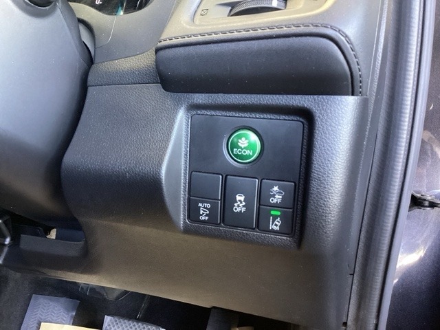 ECONスイッチ操作でエンジンやミッション、エアコンなどを総合的に制御、燃費をよくするようクルマが頑張ります。