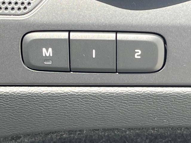 【メモリー機能付きパワーシート】ドライバーごとに設定したシート位置を記憶して、ボタン一つで切り替えできる便利な機能！運転する方が複数名いらっしゃるご家庭におすすめです。