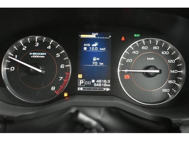 メーター中央にはカラー液晶画面が備えられ、車のインフォメーションを簡単に把握できます。