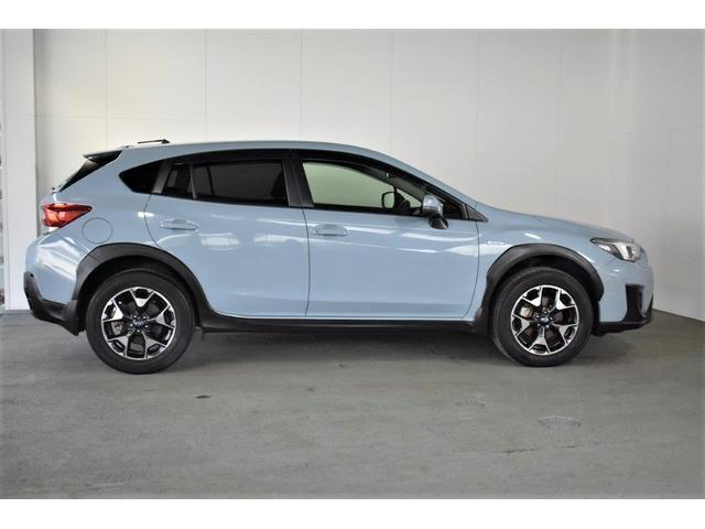 スバルの4WD(AWD)は直進安定性に優れ、日常走行から高速走行まで、さまざまなシーンで安心感に満ちた走りが愉しめます。それは悪路や泥道など左右のタイヤの路面状況が異なるシーンでも変わりません。
