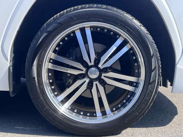 エムズスピードFORGED　DESIGN　22インチアルミ☆　タイヤは静寂性の非常に高いヨコハマ　パラダスペックX☆　タイヤサイズは、285-45-22☆　車検や整備等の心配なアフターもお任せ下さい☆