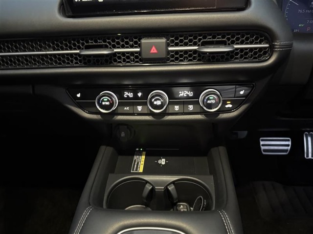 オートエアコン装着車で車内はいつも快適です。