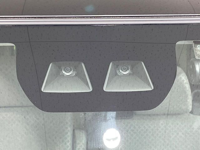 【スマートアシスト】走行中に前方の車両等を認識し、衝突しそうな時は警報とブレーキで衝突回避と被害軽減をアシスト。より安全にドライブをお楽しみいただけます。