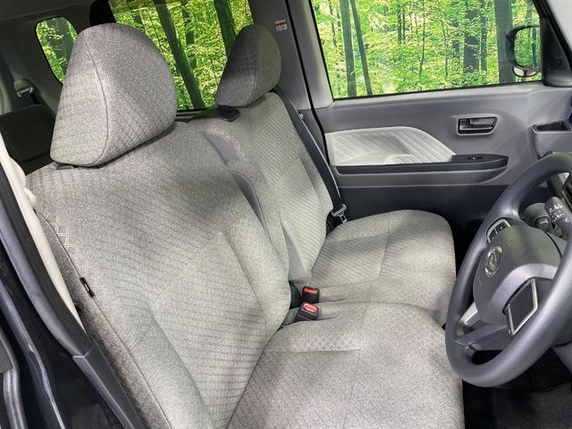 運転席まわりには十分なスペースがあり、大柄な方でもゆったり運転していただける環境です。
