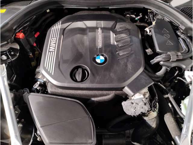【BMWクリーンディーゼル】市場をリードするディーゼルエンジン。低回転ステージ専用ターボが走り出しから効果的に過給を行いスムーズな発進加速や低燃費を実現。ディーゼルの常識を超えたスポーティな走りを！