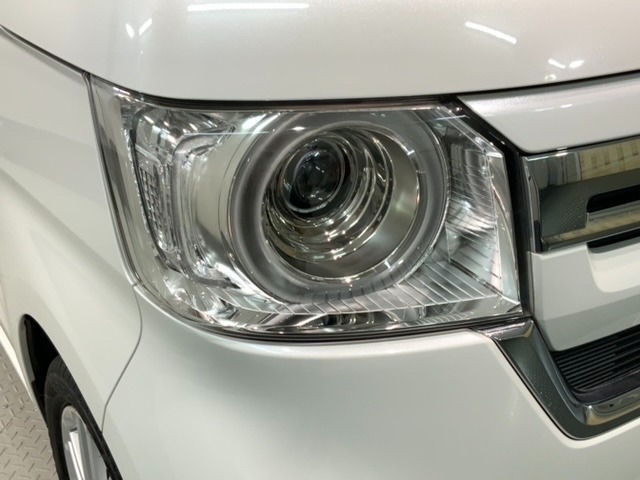 LEDヘッドライトは、点灯の瞬間から最大光量を発揮し、突然暗くなるトンネルなどでの安定感を高めます。