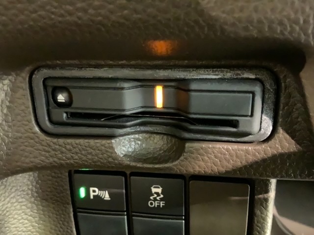 いまや快適なカーライフに欠かせないETCが付いています。