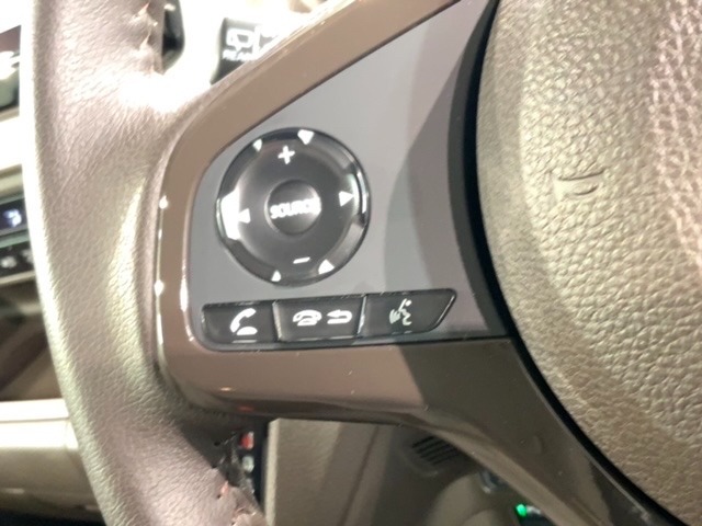 ステアリングにオーディオ操作スイッチが付いています。オーディオ画面に直接タッチしなくても操作が出来ますので、運転に集中できます。