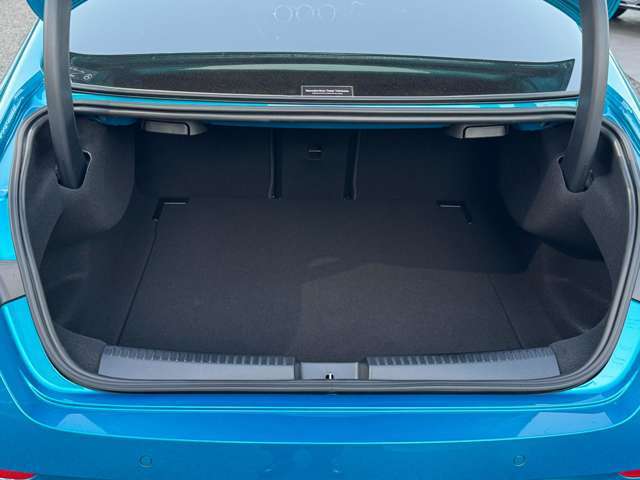 納車前には、メーカー規定に基づき、認定中古車ならではのしっかりとした整備をしてからご納車させて頂きます。熟練のメカニックがお客様に届く事を思い、1台1台入念に点検、整備致します。