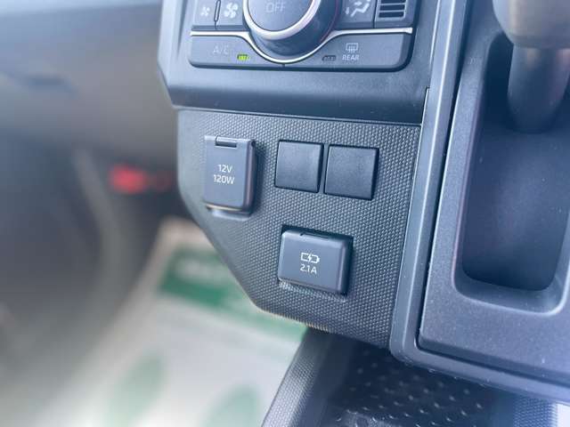 スマートキー標準装備です。車に近づいてリクエストスイッチを押せばドアの開閉ができます。更にエンジンの始動もカギを挿さずに出来ます。防犯面でも安心に繋がります。