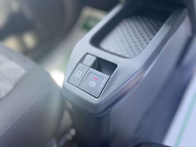 オートエアコン標準装備です。簡単操作で車内が設定した温度になるまで風量、吹き出し口を自動的に調整してくれます。いつでも快適な運転が楽しめます。