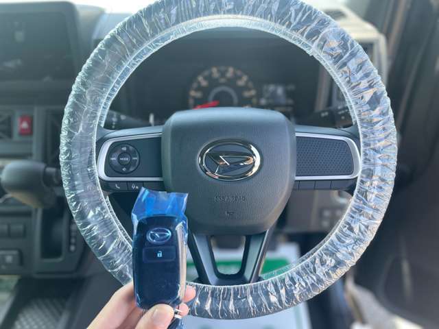リアシートは分割式になります。ワンタッチでフラットにも出来ますのでお荷物が多い時等はフルフラットにして積む事も可能です。