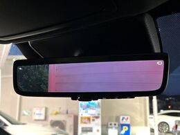 【デジタルインナーミラー】後席の大きな荷物や同乗者で後方が確認しづらい時でも安心！カメラが撮影した車両後方の映像をルームミラー内に表示。クリアな視界で状況の確認が可能です！