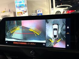 【パノラミックビューモニター】専用のカメラにより、上から見下ろしたような視点で360度クルマの周囲を確認することができます☆死角部分も確認しやすく、狭い場所での切り返しや駐車もスムーズに行えます。