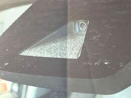 【プリクラッシュセーフティ】前方の車両等を検知し、衝突しそうな時は警報で注意を促し、ブレーキを踏む力をサポート。ブレーキを踏めなかった場合は衝突被害軽減ブレーキが作動、衝突回避をサポートします。