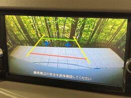 【バックカメラ】駐車時に後方がリアルタイム映像で確認できます。大型商業施設や立体駐車場での駐車時や、夜間のバック時に大活躍！運転スキルに関わらず、今や必須となった装備のひとつです！