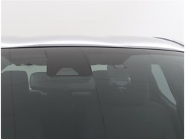 《プリクラッシュセーフティシステム》トヨタの安全技術。広い速度域で警報とブレーキアシスト、および自動（被害軽減）ブレーキで衝突を回避または被害軽減をサポートします。