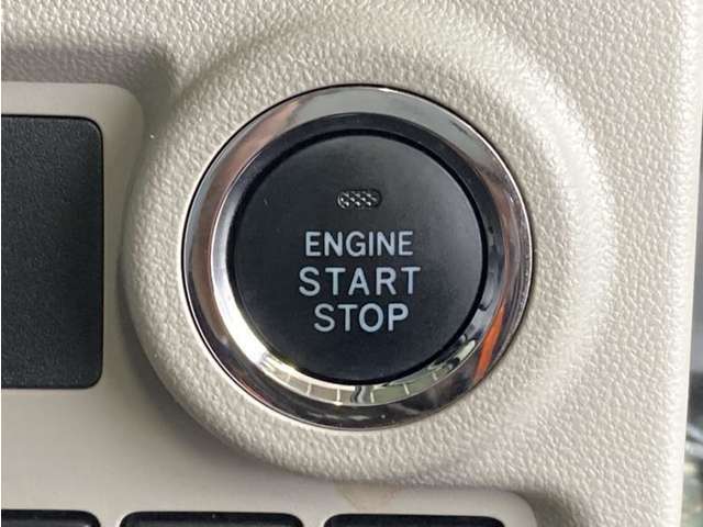 エンジンスタートボタンです。キーが車内にあれば、エンジンの始動・停止はブレーキを踏んでスイッチを押すだけ！キーを取り出す手間を省き、ワンプッシュでエンジンを操作するので簡単でスムーズです。