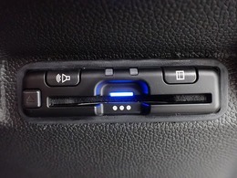 デザインスッキリのビルトイン『ETC』！高速道路の特典はもちろん、キャッシュレスなので料金所では徐行するだけで通過可能です！