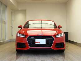 ☆ボンネット上に移されたAudiの象徴フォーシルバーフォーリングスがAudi　R8との深い結びつきを物語ります☆