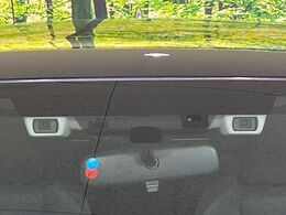 【アイサイトVer3】前方の車両等を検知し、衝突しそうな時は警報で注意を促し、ブレーキを踏む力をサポート。ブレーキを踏めなかった場合は衝突被害軽減ブレーキが作動、衝突回避をサポートします。