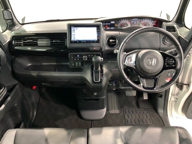 使いやすいレイアウトのダッシュボード周辺です。オートエアコンや小物入れなど嬉しい装備が満載です。