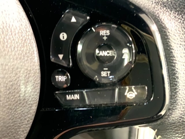 クルーズコントロールを装備しています。高速道路などで一定の速度で走ってくれるので運転が楽ですよ！速度を設定できますので、スピードの出しすぎにも注意できます。