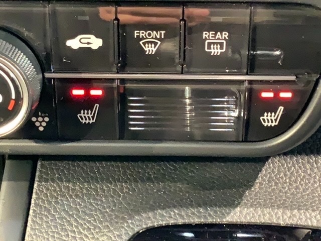 フロント両席にはシートヒーターが付いています！寒い日に便利な装備ですね。