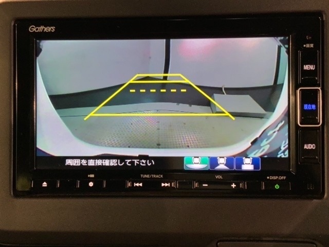 リバースギアに入れるだけで後方の表示へ切り替わります。夜間や雨の日の駐車も楽になりますよ。