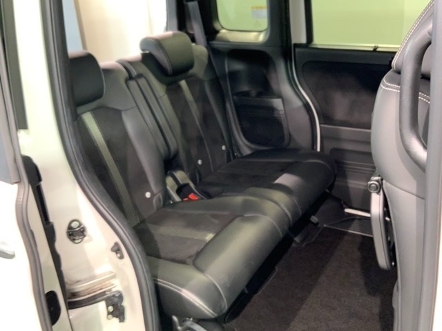 後席も余裕の広さ！ゆったりくつろげます！！