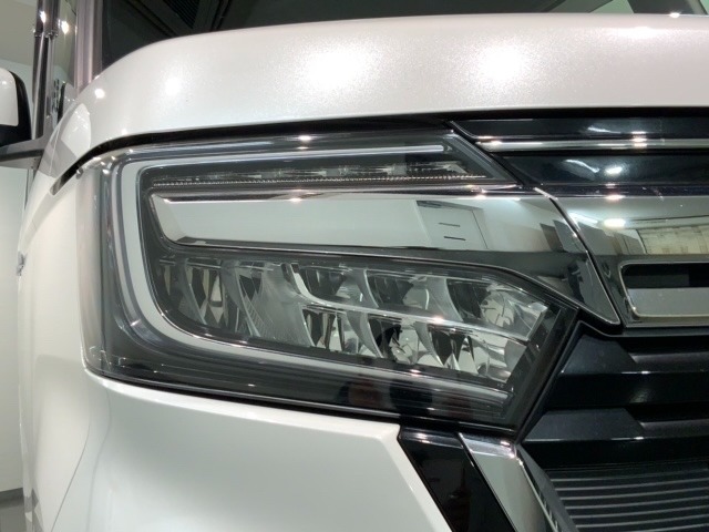 LEDヘッドライトは、点灯の瞬間から最大光量を発揮し、突然暗くなるトンネルなどでの安定感を高めます。