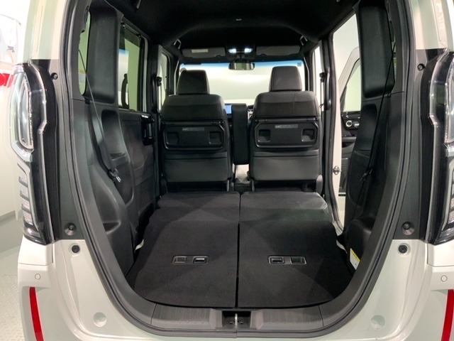 リアシートを倒すと、ラゲッジスペースを広くお使いいただけます！