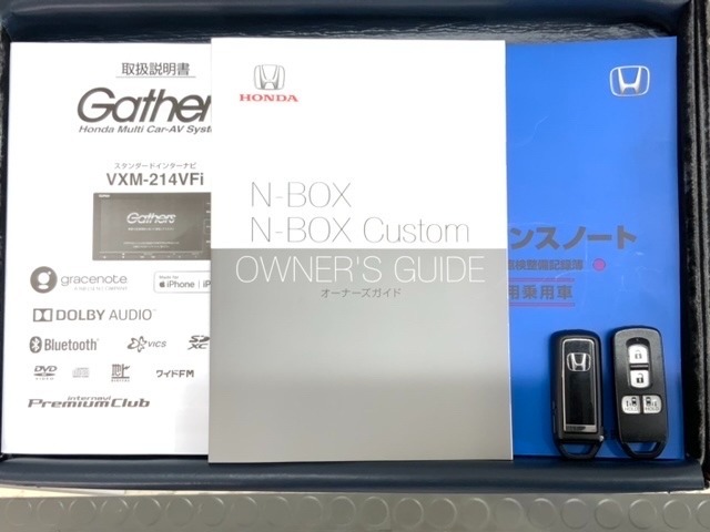 スマートキーは鍵をバッグに入れたままでもドアロックの開閉やエンジンのON・OFFができます。夜間や雨の日も鍵を探さなくて良いので便利です。