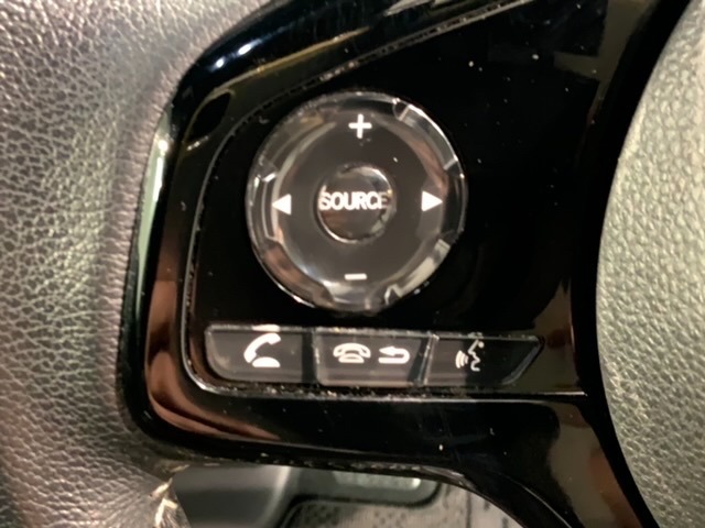 ステアリングにオーディオ操作スイッチが付いています。オーディオ画面に直接タッチしなくても操作が出来ますので、運転に集中できます。