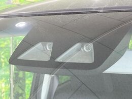 【スマートアシスト】走行中に前方の車両等を認識し、衝突しそうな時は警報とブレーキで衝突回避と被害軽減をアシスト。より安全にドライブをお楽しみいただけます。