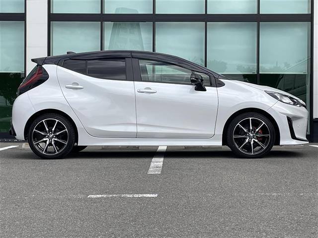 【右】商談ルームには「キッズスペース」を完備しています。DVD、ブロック、絵本、おままごとセット。お子様連れでも、ゆっくりとお車をお選びいただけます！