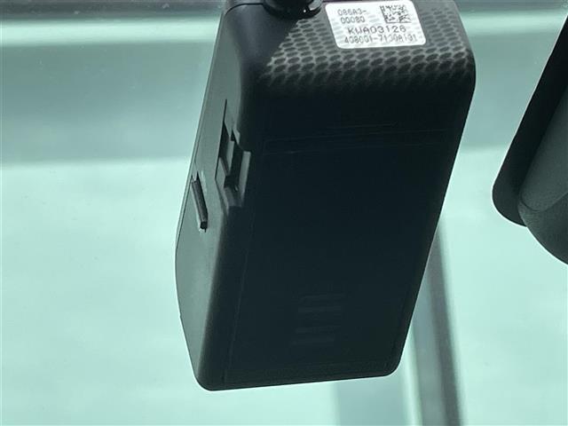 【ETC】有料道路を利用する際に料金所で停止することなく通過できる、ETC車載器（ノンストップ自動料金収受システム機器）が装備されています。セットアップを行うことで利用可能になります。