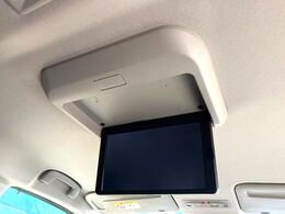【フリップダウンモニター】大画面モニターで後席でもエンタメをお楽しみいただけます。小さなお子様にも大人気の装備です♪