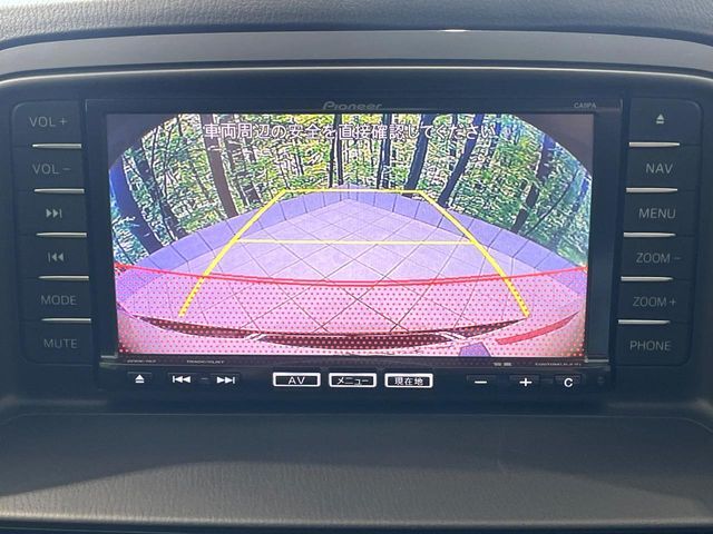 【バックカメラ】駐車時に後方がリアルタイム映像で確認できます。大型商業施設や立体駐車場での駐車時や、夜間のバック時に大活躍！運転スキルに関わらず、今や必須となった装備のひとつです！