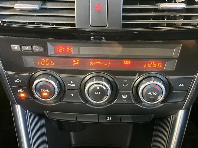 【左右独立型フルオートエアコン】運転席と助手席でそれぞれお好みの温度に設定可能。同乗者にも配慮した、快適な空調をお届け致します。