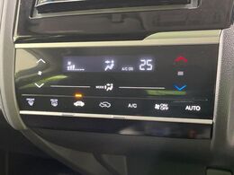 【オートエアコン】一度お好みの温度に設定すれば、車内の温度を検知し風量や温度を自動で調整。暑い…寒い…と何度もスイッチ操作をする必要はありません。快適な車内空間には必須の機能ですね♪