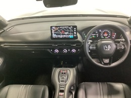 車内は光触媒抗菌消臭施工済です。スタイリッシュなデザインでスポーティなインパネ周りを演出します。グローブボックスやカップホルダーのほかにトレーなどたくさんの収納スペースが付いています。