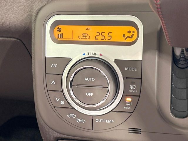 【オートエアコン】一度お好みの温度に設定すれば、車内の温度を検知し風量や温度を自動で調整。暑い…寒い…と何度もスイッチ操作をする必要はありません。快適な車内空間には必須の機能ですね♪