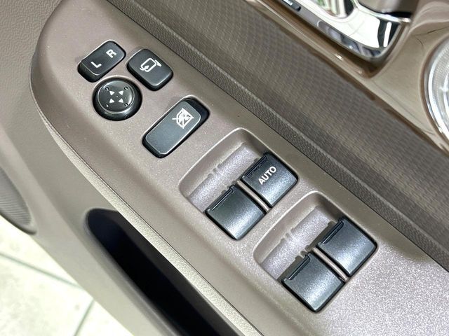 【電動格納ミラー】サイドミラーは電動格納式となっており、狭い駐車場でもキズがつくリスクを抑えられます。