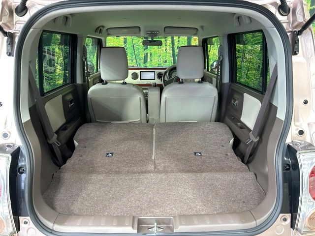 普段のお買い物や通勤、送迎等に十分な荷室スペースを確保しております。セカンドシートを倒すと、大きな荷物の積載も可能です♪