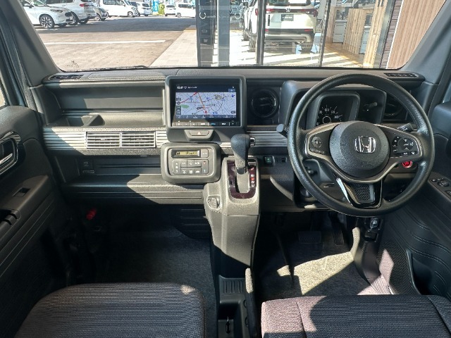 当社の中古車は、フロアマット付きで販売しておりません。予めご了承下さい。中古車という特性上匂いや見栄えなどの状態が左右される為です。純正マット、車種専用社外品マットをご購入いただけます。